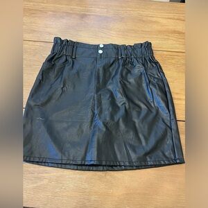 Xl black faux leather mini skirt stretch with belt holes